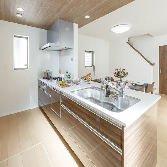 木目の天井、フラットカウンターがオシャレなキッチン。